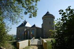 CHATEAUS AND CASTLES